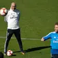 Pelatih Real Madrid Zinedine Zidane melihat kiper Luca Zidane dan Gareth Bale berlatih di fasilitas pelatihan Valdebebas di Madrid (15/3). Real Madrid akan bertanding melawan Celta Vigo pada lanjutan La Liga Spanyol. (AFP Photo/Gabriel Bouys)