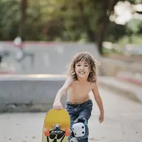 Bjorka bermain skateboard (Instagram/ringgoagus)