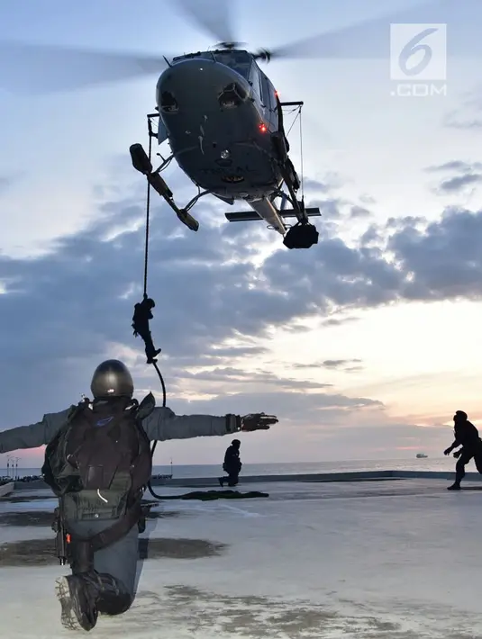 Pra prajurit Denjaka menuruni helikopter dengan seutas tali saat meringkus teroris di Pulau Sebatik, Kalimantan Utara, Senin (12/2). Aksi ini dilakukan dalam rangka latihan antisipasi terorisme di wilayah perbatasan. (Liputan6.com/HO/Dispen Kormar)