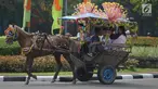 Pengunjung berkeliling naik delman hias di Monumen Nasional (Monas), Jakarta, Sabtu (15/6/2019). Sebelumnya delman hias tersebut dilarang kini beroperasi kembali, delman tersebut mengenakan tarif pada pengunjung bervariasi untuk berkeliling di luar IRTI Monas. (merdeka.com/Imam Buhori)
