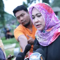 Pemakaman Alm. Januari Christy (Adrian Putra/bintang.com)