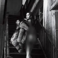 Pose Kim Kardashian di majalah GQ (via GQ magazine)