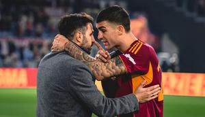 Gianluca Mancini tampak bersitegang dengan pelatih Como, Cesc Fabregas. Pada laga ini AS Roma menang dengan skor 1-0 atas Como di Liga Italia. (AFP)