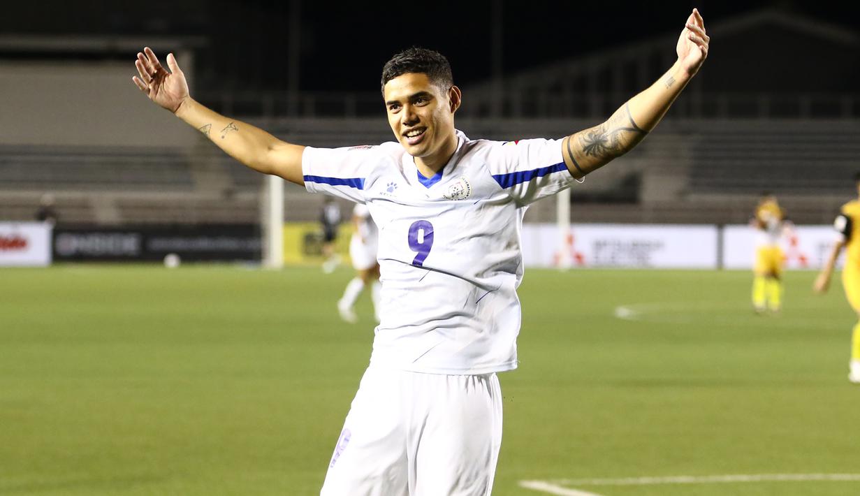 Kenshiro Daniels. Striker berusia 27 tahun yang sejak Maret 2022 bermain bersama United City FC di kasta tertinggi Liga Filipina ini total telah mencetak 3 gol dari 3 laga di ajang Piala AFF 2022 dan sementara menjadi top skor bersama tiga pemain lainnya. Bersama Timnas Filipina ia total telah tampil dalam 33 laga dengan torehan 4 gol. (affmitsubishielectriccup.com)