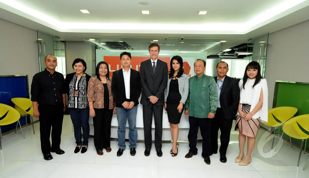 Duta Besar Amerika Serikat untuk Indonesia, Robert O. Blake, Jr. berpose bersama redaksi Liputan6.com di SCTV Tower, Jakarta, Rabu (6/5/2015). Kedatangan Blake sebagai bentuk dukungannya bagi industri kreatif Tanah Air. (Liputan6.com/Helmi Fithriansyah)