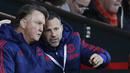 Pelatih MU, Louis van Gaal, berdiskusi dengan asistennya Ryan Giggs saat melawan West Ham pada laga Liga Premier Inggris di Stadion Old Trafford, Inggris, Sabtu (5/12/2015). (Reuters/Andrew Yates)