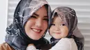 Lihat betapa imutnya putri dari Alice Norin, Allita Naora Lawi saat mengenakan hijab. Meskipun masih kecil, akan tetapi Naora sudah secantik ibunya. (Foto: instagram.com/yasminexitenun)