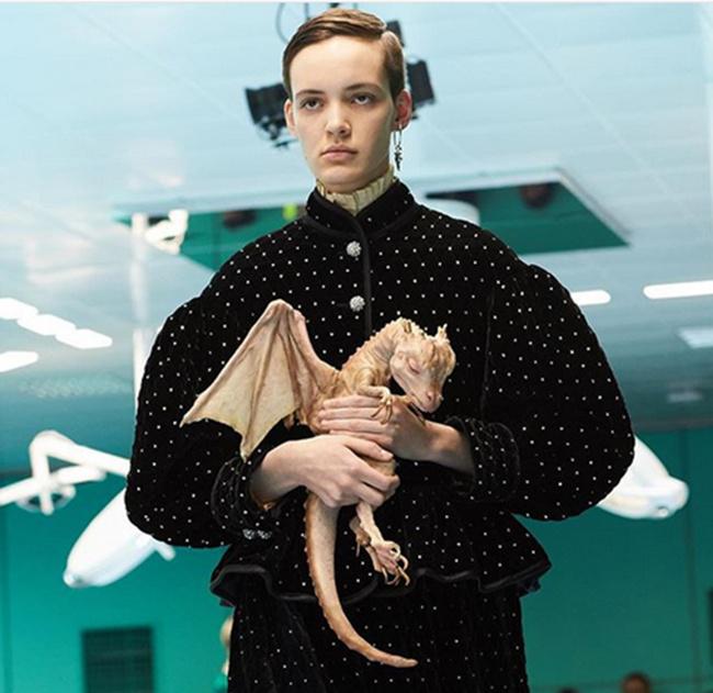 Seorang model membawa replika hewan unik/copyright instagram.com/gucci