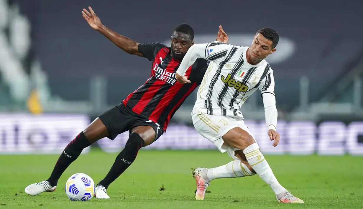 Pemain AC Milan Fikayo Tomori (kiri) bersaing memperebutkan bola dengan pemain Juventus Cristiano Ronaldo pada pertandingan Liga Italia di Allianz Stadium, Turin, Italia, Minggu (9/5/2021). Juventus kalah 0-3 dan tergusur dari empat besar klasemen. (Spada/LaPresse via AP)
