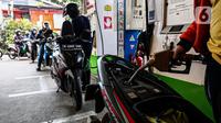 Sejumlah kendaraan mengantri di SPBU kawasan Kuningan, Jakarta, Sabtu (3/9/2022). Pemerintah akhirnya menaikan harga BBM bersubsidi, Adapun harga BBM yang mengalami kenaikan yaitu Pertalite menjadi Rp 10.000 per liter, harga solar menjadi Rp 6.800 per liter dan Pertamax menjadi Rp 14.500 per liter. (Liputan6.com/Faizal Fanani)
