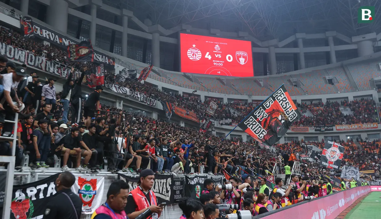Suasana penonton saat pertandingan Persija Jakarta melawan Persita Tangerang dalam laga pekan pertama BRI Super League 2025/2026 di Jakarta International Stadium (JIS), Minggu (10/8/2025) malam WIB. (Bola.com/M Iqbal Ichsan)