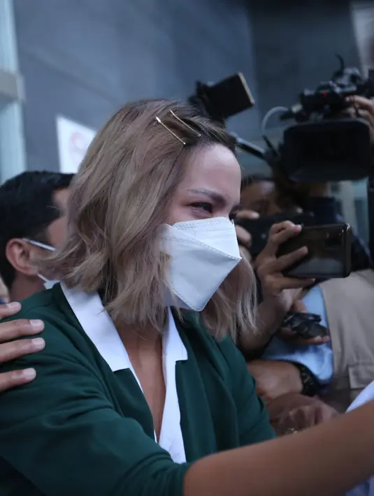 Nia Ramadhani dan Ardi Bakrie sidang Putusan (Budy Santoso/@Kapanlagi.com)