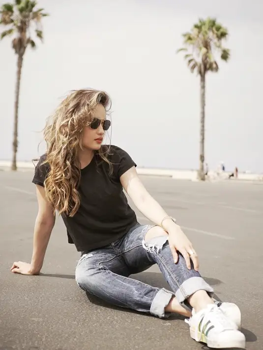 Cinta Laura kerap tampil hanya mengenakan kaus, celana jeans, dan sepatu kasual. Terkadang ia menyempurnakan penampilan cantiknya dengan kacamata hitam. (Foto: instagram.com/claurakiehl)