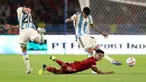 Pemain Timnas Indonesia, Marselino Ferdinan (tengah) terjatuh ketika berebut dengan pemain Argentina, Nahuel Molina (kiri) dan Cristian Romero pada laga FIFA Matchday di Stadion Utama Gelora Bung Karno (SUGBK), Senayan, Jakarta, Senin (19/06/2023). (Bola.com/Bagaskara Lazuardi)