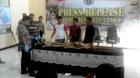 Aparat Kepolisian Resort Bengkulu Utara berhasil menggagalkan penjualan tulang dan kulit harimau sepanjang 2 meter (Liputan6.com/Yuliardi Hardjo)