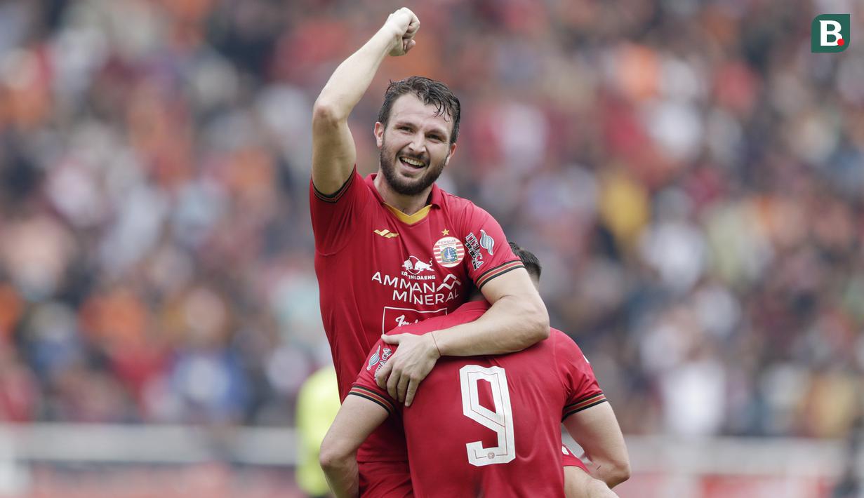 <p>Bek Persija Jakarta, Marco Motta, merayakan gol bersama Marko Simic, saat melawan Borneo FC pada laga Shopee Liga 1 di SUGBK, Jakarta, Minggu, (1/3/2020). Persija menang 3-2 atas Borneo FC. (Bola.com/M Iqbal Ichsan)</p>