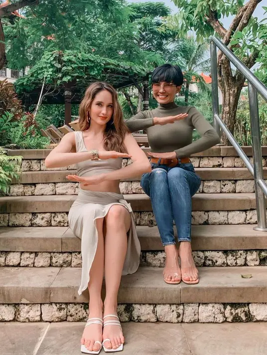 Sudah hampir kepala 6, namun saat bersama sang putri, Herdiana Kiehl  lebih terlihat seperti kakak daripada ibunda Cinta Laura. (FOTO: instagram.com/herdianak/)