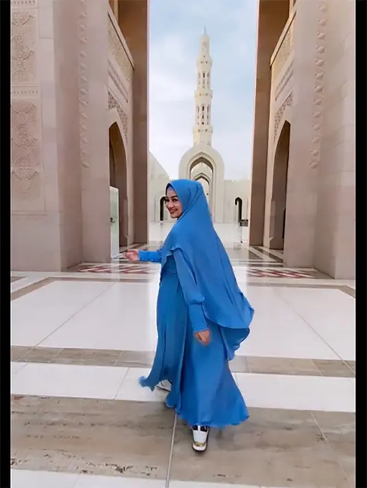 "Tapi Akhlaq dan Sopan Santun Mereka Super Duperr Luarrr Biasaaa, Down to Earth, dan tetap Bangga dengan Kesederhanan nya," tutup Fitri Carlina. [Instagram/fitricarlina]