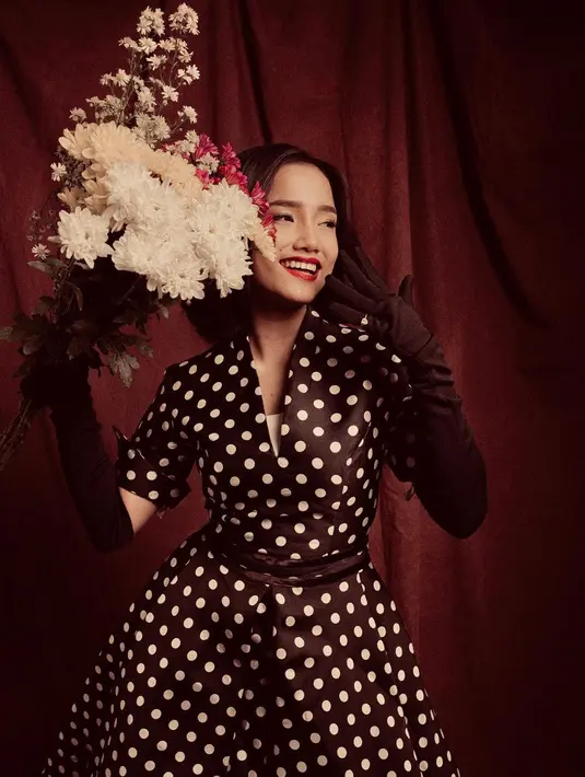 Ciptakan gaya vintage klasik dengan polkadot mudi dress warna hitam. Lengkapi gaya dengan belg dan gloves seperti Fuji satu ini [@fuji_an]