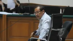 Direktur PT Media Karya Sentosa Antonio Bambang Djatmiko menjalani sidang lanjutan di Pengadilan Tipikor, Jakarta, Senin (6/4/2015). Terdakwa suap mantan Bupati Bangkalan Fuad Amin itu dituntut pidana penjara tiga tahun. (Liputan6.com/Herman Zakharia)