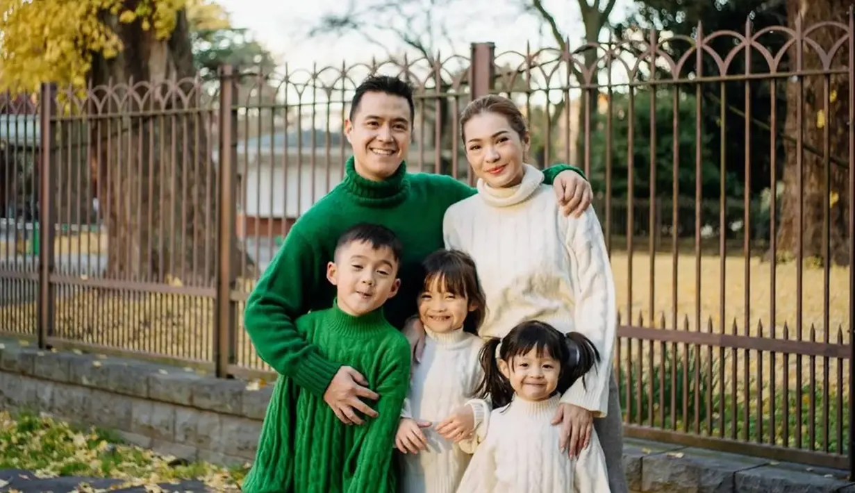 Saat menjalani liburannya ke Jepang, keluarganya ini banyak mengunjungi berbagai tempat seru. Sudah banyak destinasi wisata yang keduanya kunjungi dan abadikan dalam media sosial Instagramnya. Jalani pernikahan selama 10 tahun dan dikaruniai tiga buah hati, kian hari keluarga ini selalu tampil harmonis dan bahagia. (Liputan6.com/IG/@mayaseptha7)