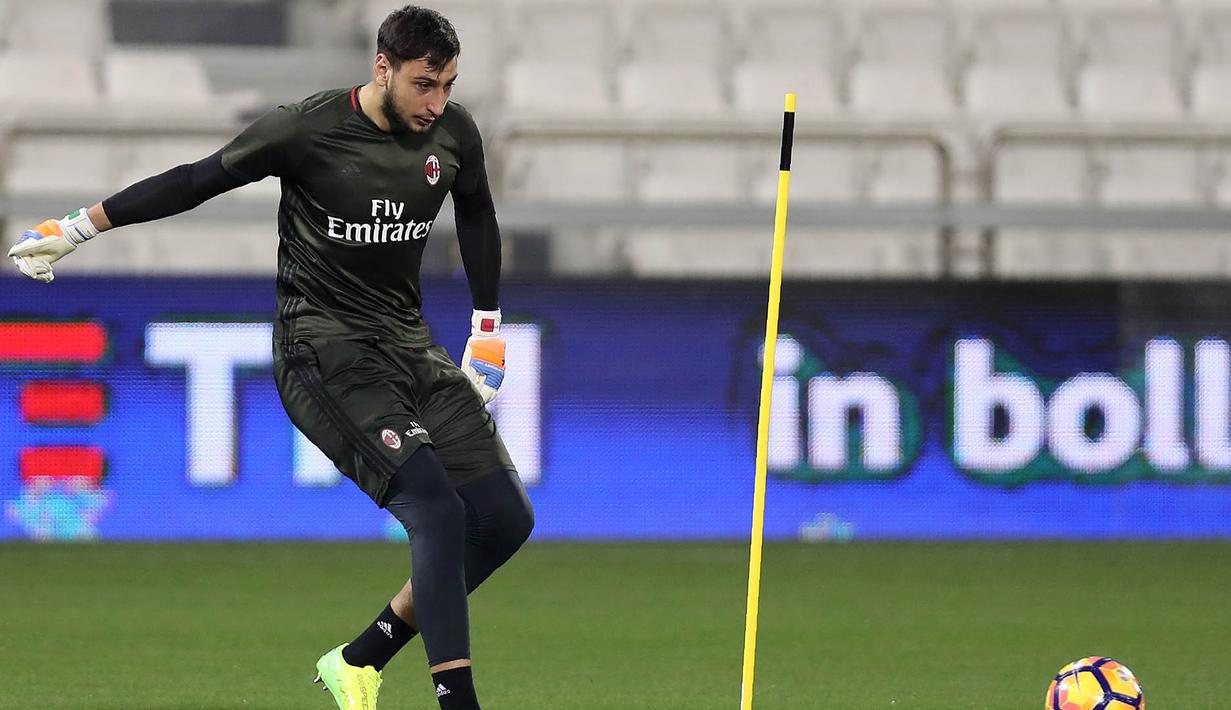 Kiper AC Milan, Gianluigi Donnarumma, berusaha mengontrol bola saat berlatih di Doha, Qatar, Kamis (22/12/2016). Latihan ini merupakan persiapan jelang laga penuh gengsi, Supercoppa Italiana melawan Juventus. (AFP/Karim Jaafar)