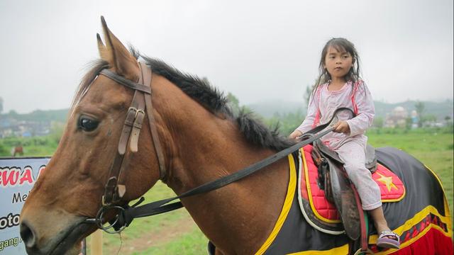 Anak Gimbal Naik Kuda