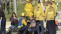 Petugas penyelamat memberikan pertolongan pada para korban penembakan di sebuah pusat layanan bagi kaum difabel Inland Regional Center di San Bernardino, California, Rabu (2/12). Sedikitnya 14 tewas dan 17 lainnya terluka. (REUTERS/NBCLA.COM)
