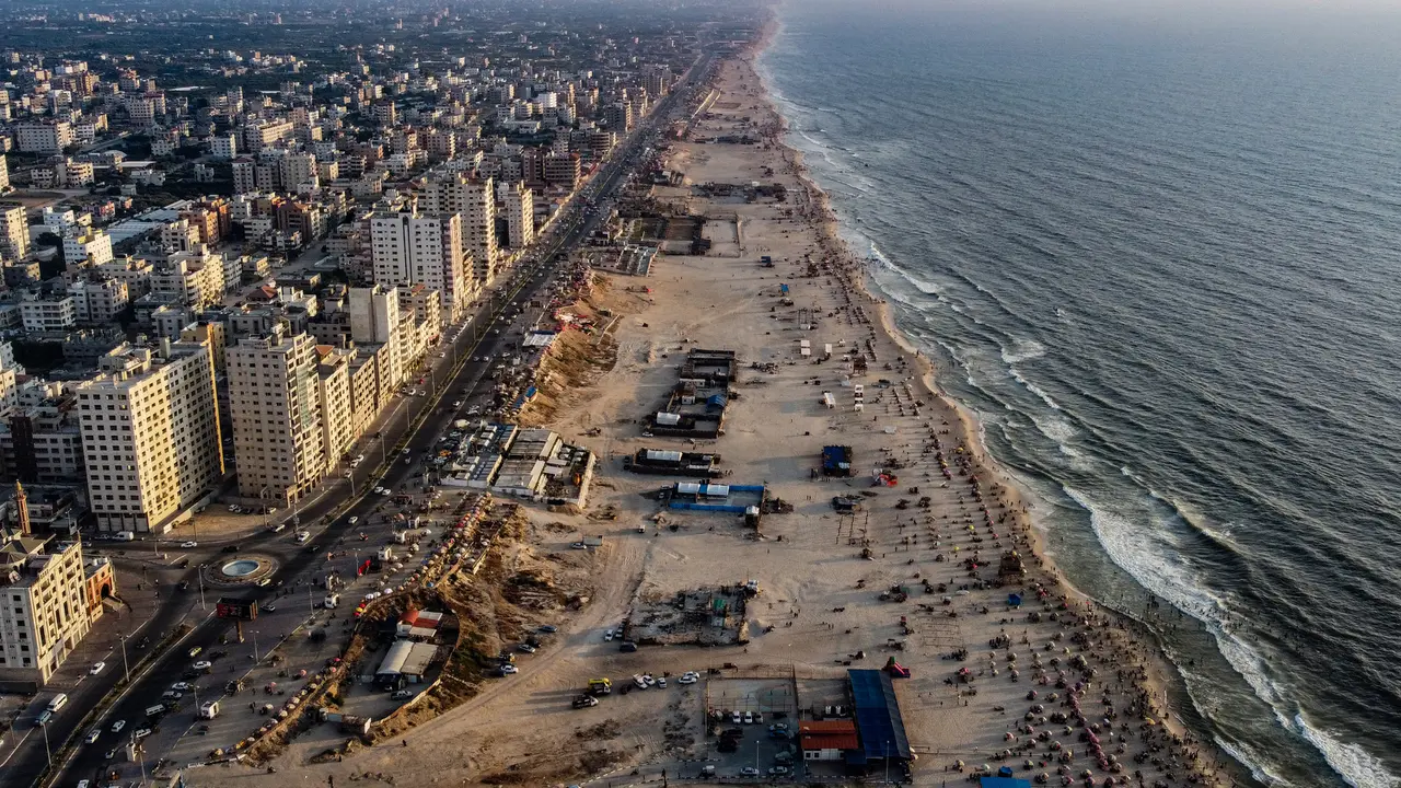 FOTO: Musim Panas, Warga Palestina Habiskan Waktu di Pantai Gaza