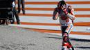 Pembalap Spanyol Repsol Honda, Marc Marquez meluapkan kegembiraannya sambil memegang kepala setelah memenangkan balapan seri ke 18 MotoGP Grand Prix Valencia di Sirkuit Ricardo Tormo, Valencia (12/11). (AFP PHOTO / Jose Jordan)