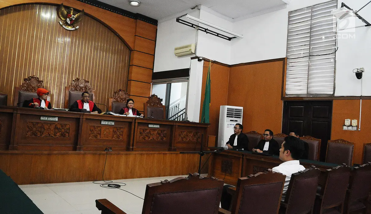 Suasana sidang Richard Muljadi di PN Jakarta Selatan, Kamis (28/2). Richard terbukti secara sah menggunakan narkotika jenis kokain dan melanggar Pasal 127 ayat (1) huruf a Undang-Undang Nomor 35 Tahun 2009 tentang Narkotika. (Liputan6.com/Herman Zakharia)