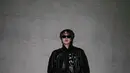 Paduan mantel kulit hitam dan celana panjang wol hitam berlipit bikin J-Hope terlihat misterius. Sentuhan sepatu bot LV Remix Ankle hitam, sarung tangan bermotif buaya hitam dan kacamata hitam LV Heritage bikin tampilan misteriusnya terlihat mewah [Louis Vuitton]