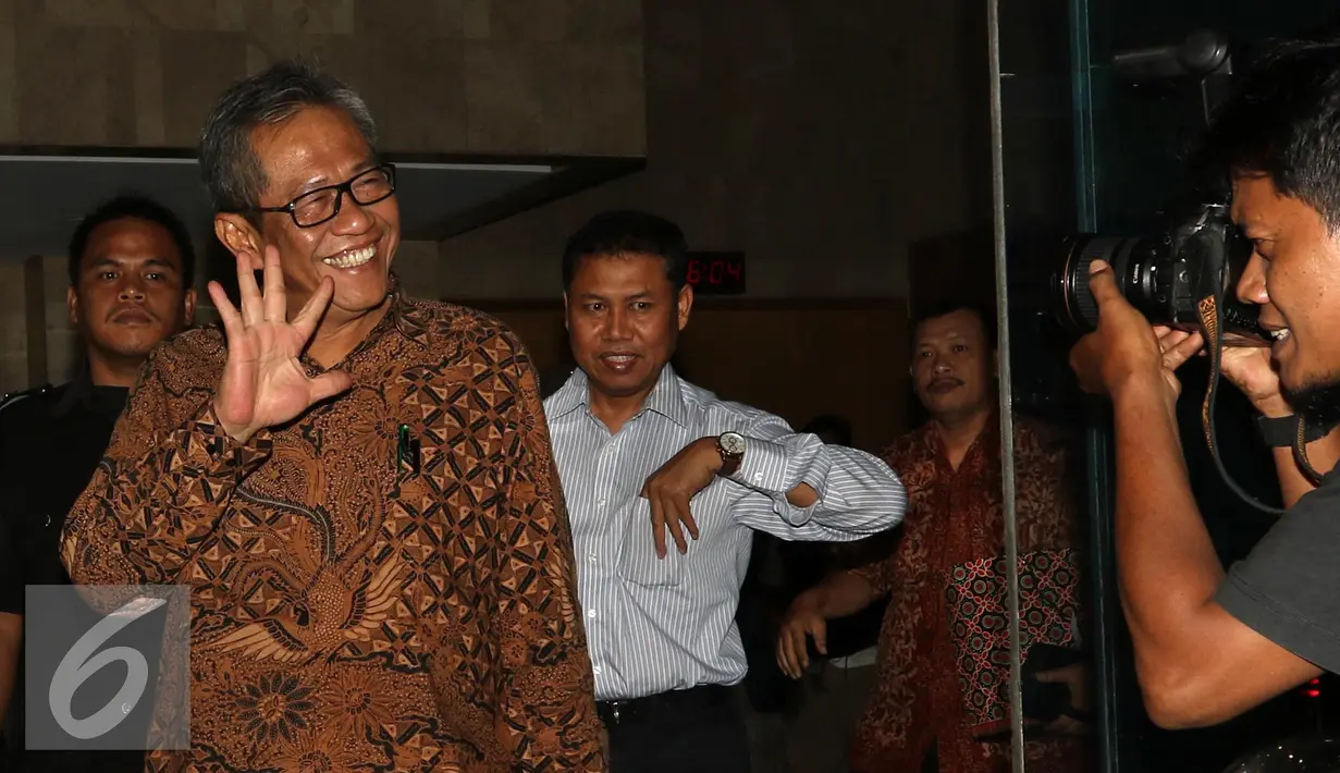 Dirut Perum Bulog Djarot Kusumayakti usai menjalani pemeriksaan saksi atas tersangka Irman Gusman di Gedung KPK, Jakarta, Kamis (29/9). Djarot mengakui mendistribusikan gula impor setelah ditelepon Irman Gusman. (Liputan6.com/Helmi Afandi)