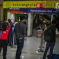 Calon penumpang tiba di Stasiun Gambir, Jakarta, Minggu (26/5/2019). PT KAI bagian daerah operasional (Daop) 1 Jakarta akan menyediakan 957.282 tempat duduk kereta jarak jauh dan menengah sebagai upaya memenuhi kebutuhan angkutan lebaran 2019. (Liputan6.com/Faizal Fanani)