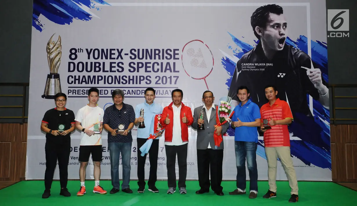 Menpora Imam Nahrawi (kelima kiri) berfoto bersama penerima penghargaan tokoh dan atlet berprestasi versi CWIBC di Candra Wijaya Internasional Badminton Centre, Tangerang, Banten, Selasa (19/12). (Liputan6.com/Helmi Fithriansyah)