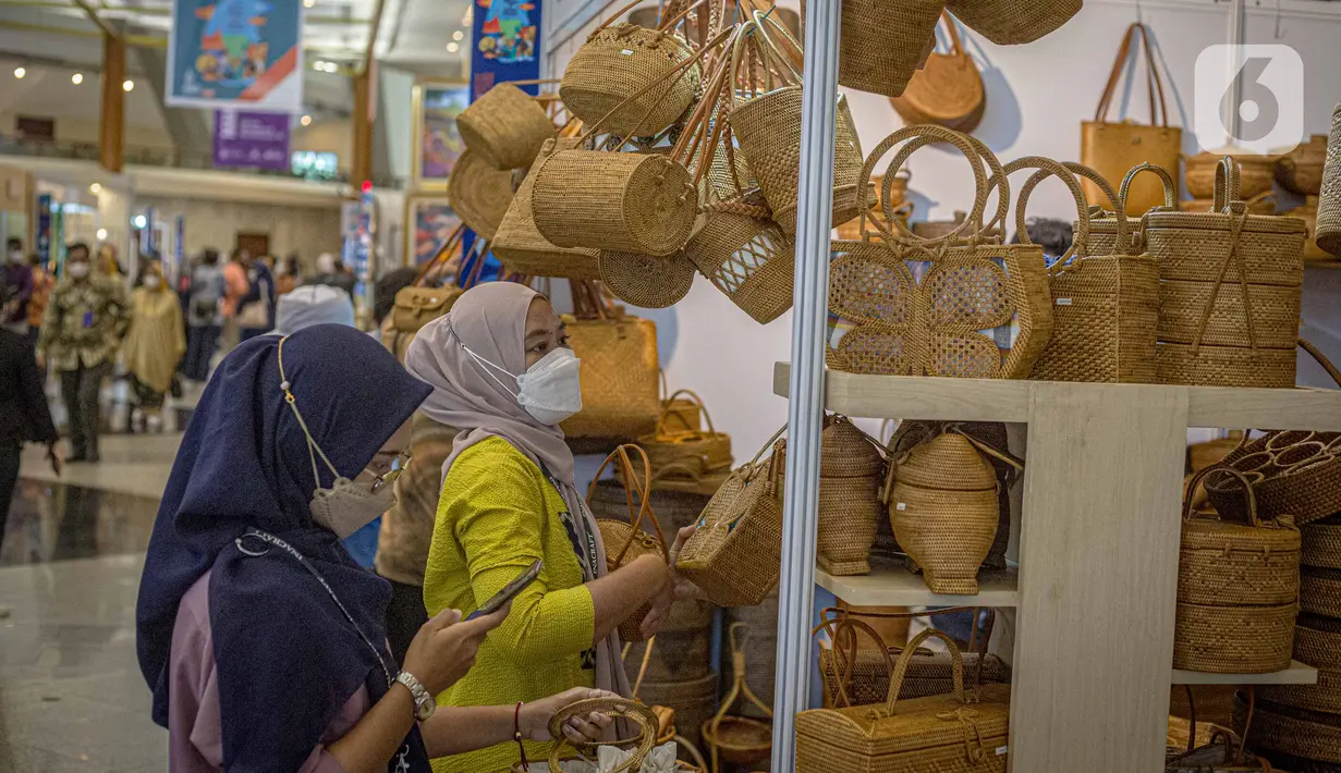 Pengunjung melihat produk kerajinan yang terpajang di salah satu stan pada pameran Inacraft 2022 di Balai Sidang Jakarta Convention Center (JCC), Rabu (23/3/2022). Setelah dua tahun vakum, Inacraft kembali diselenggarakan secara hybrid hingga 27 Maret 2022 mendatang. (Liputan6.com/Faizal Fanani)