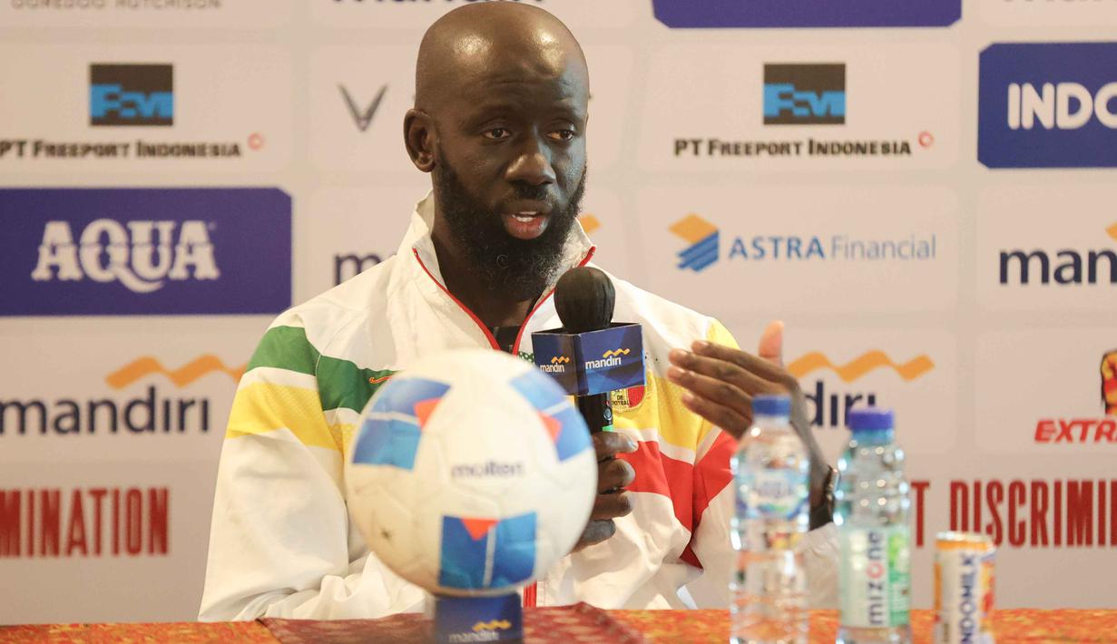 Timnas Mali U-22 akan menjadikan laga ini sebagai ujian berat bagi Garuda Muda Indonesia. Tampak dalam foto, pelatih Mali U-22, Fousseni Diawara, saat sesi konferensi pers jelang pertandingan uji coba melawan Mali, Jakarta, Jumat (14/11/2025). (Bola.com/Abdul Aziz)