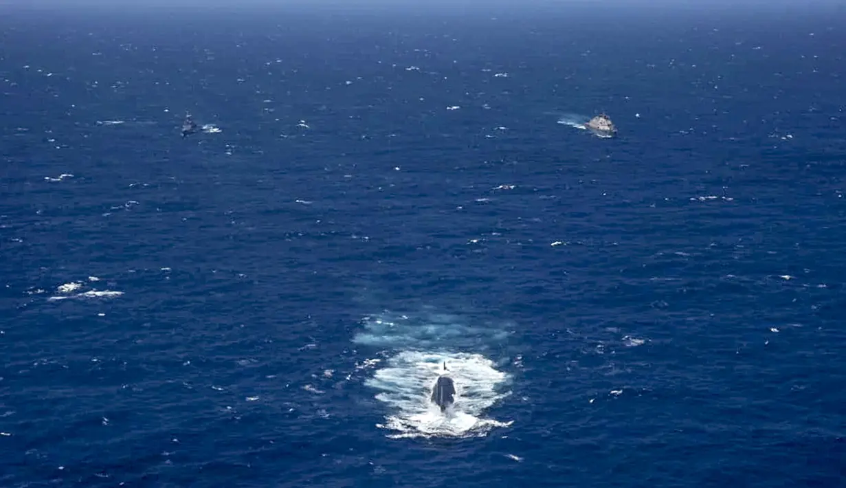 Pemandangan kapal selam nuklir AS saat latihan militer 70 mil laut (130 kilometer) di lepas pantai Cartagena, Kolombia, 28 Februari 2022. Latihan untuk memperkuat perang melawan perdagangan narkoba dan melindungi kedaulatan nasional. (PRENSA ARMADA DE COLOMBIA/Colombian National Navy/AFP)