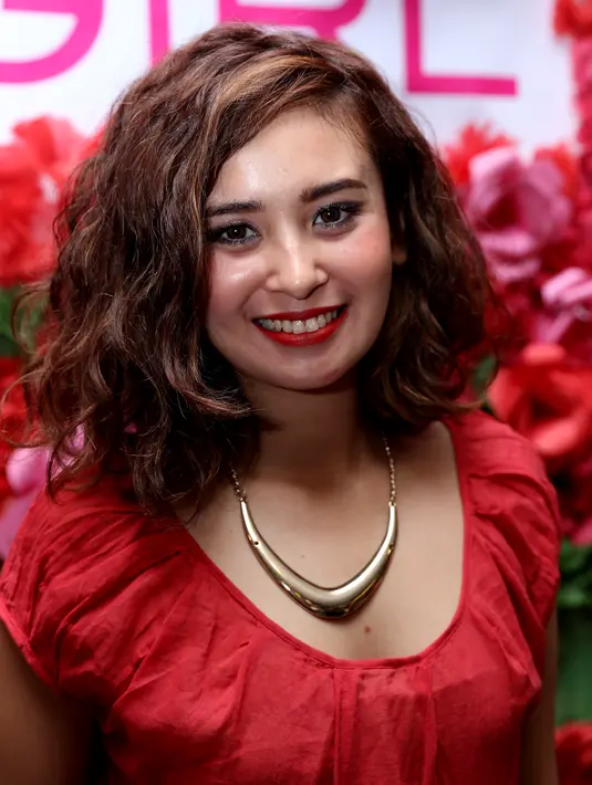 Pemilik nama lengkap Ayushita Widyartoeti Nugraha ini memberikan saran agar para perempuan tidak takut untuk mendandani dirinya sendiri, asalkan harus menyesuaikan dengan bentuk wajah masing-masing personal. (Andy Masela/Bintang.com)