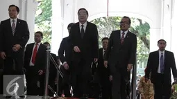 Ketua Parlemen Tiongkok Yu Zhengsheng dan rombongan saat tiba di Istana Merdeka, Jakarta, Senin (27/7/2015). Kedatangan Yu Zhengsheng untuk membahas investasi Tiongkok dan kerja sama di bidang kelautan. (Liputan6.com/Faizal Fanani)