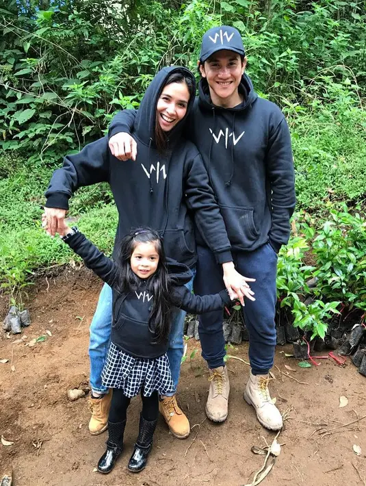 Seperti diketahui, pasangan ini terlibat cinta lokasi saat bermain sinetron Calon Bini. (Foto: instagram.com/vinogbastian__)