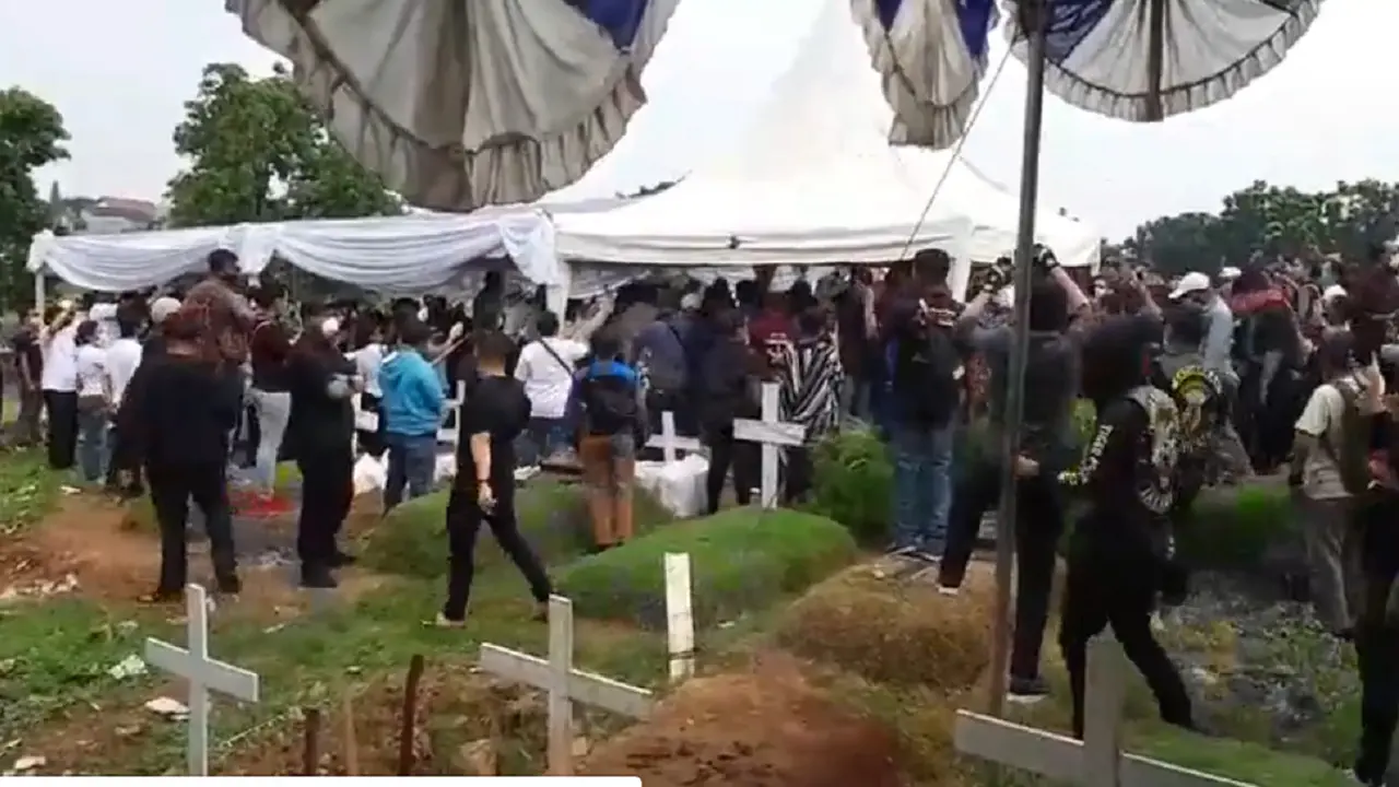 Foto Suasana Pemakaman Glenn Fredly