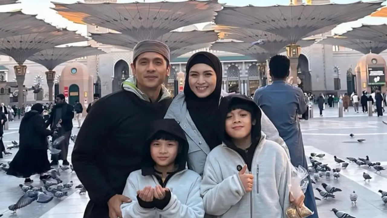 Tampilan Donita saat Umrah Bersama Keluarga di Awal 2025