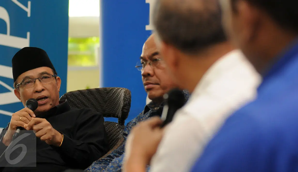 Ketua Paguyuban Paternak Sapi dan Kerbau Indonesia, Teguh Boediyana memberikan pernyataan saat diskusi bersama Mendag Thomas Lembong di Jakarta, Sabtu (18/6). Diskusi membahas Rantai Pasok Pangan Membelit Harga. (Liputan6.com/Helmi Fithriansyah)