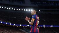 Penyerang Barcelona, Raphinha, bertepuk tangan saat meninggalkan lapangan setelah digantikan dalam pertandingan Liga Spanyol antara FC Barcelona dan Deportivo Alaves di Stadion Camp Nou, Barcelona, ​​pada 29 November 2025. (Josep LAGO / AFP)