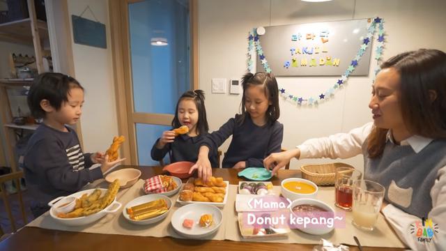 6 Momen Kimbab Family Buka Puasa dengan Takjil Jajanan Korea, Seru Banget