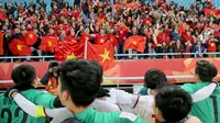 Timnas Vietnam U-23 merayakan keberhasilan ke Piala AFC U-23 2018 bersama suporter setia. (Bola.com/Dok. AFC)