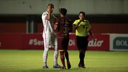 Dua menit berselang, Hamim Tohari menjatuhi dua kartu kuning sekaligus, masing-masing untuk Yann Motta dan Erwin Gutawa. (Foto: Bola.com/Ikhwan Yanuar)