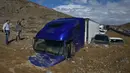 Ratusan kendaraan terjebak di jalan akibat tanah longsor di California Highway 58 di Mojave, Sabtu (16/10/2015). Tanah longsor akibat hujan deras yang mengguyur kawasan tersebut. (AFP Photo/Mark Ralston)