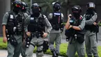 Polisi anti huru hara melakukan penjagaan di luar Gedung Dewan Legislatif di Hong Kong, Rabu (27/5/2020). Penjagaan ekstra dilakukan menimbang kemungkinan aksi menentang RUU yang mengkriminalkan penghinaan terhadap lagu kebangsaan China dan pemberlakuan UU keamanan nasional. (AP Photo/Kin Cheung)